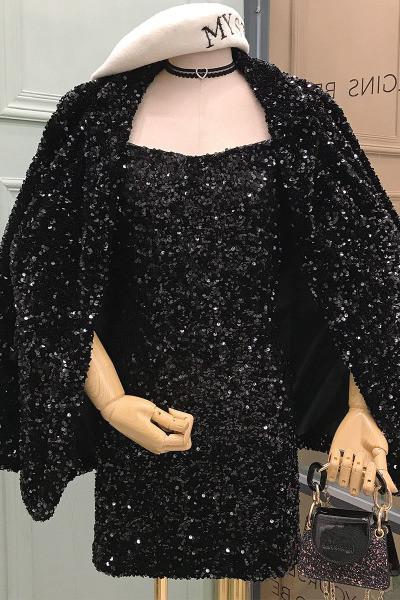 Лъскав дамски блейзър с пайети и средна дължина в черен цвят