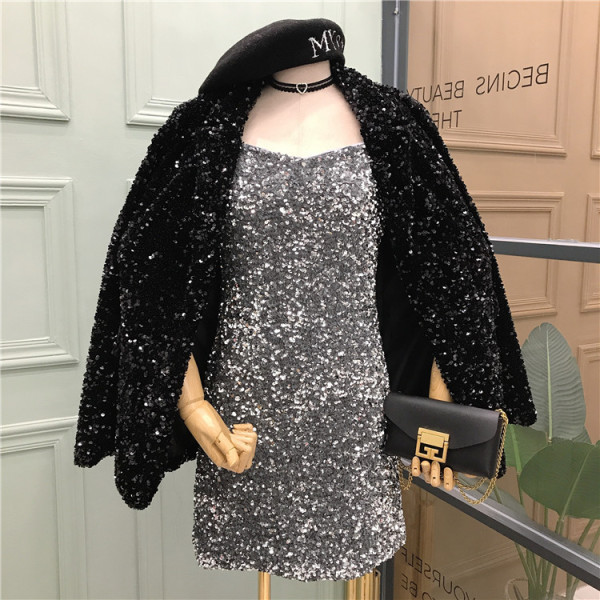 Лъскав дамски блейзър с пайети и средна дължина в черен цвят