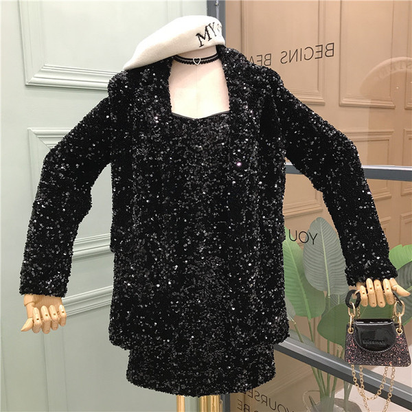 Лъскав дамски блейзър с пайети и средна дължина в черен цвят