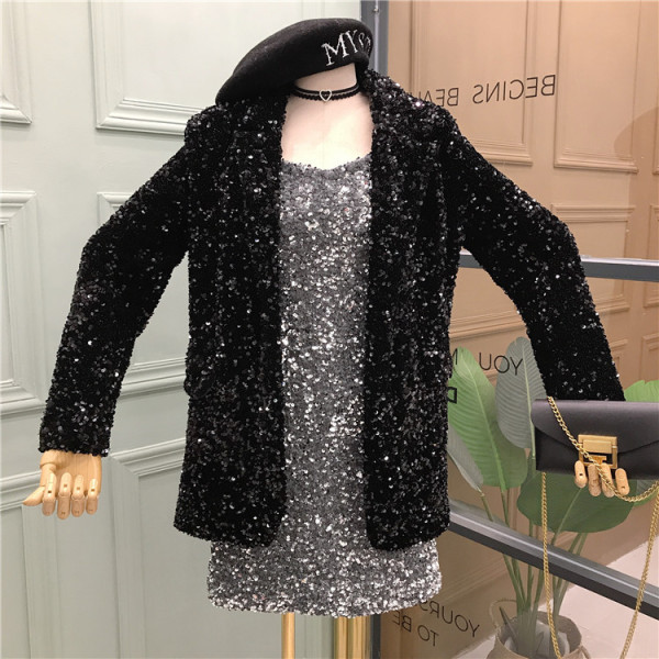 Лъскав дамски блейзър с пайети и средна дължина в черен цвят