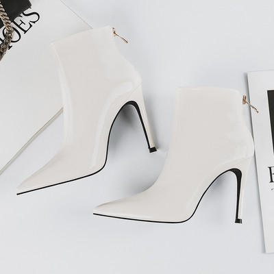 Elegáns női csizma hegyes modell 10 cm magas sarokkal
