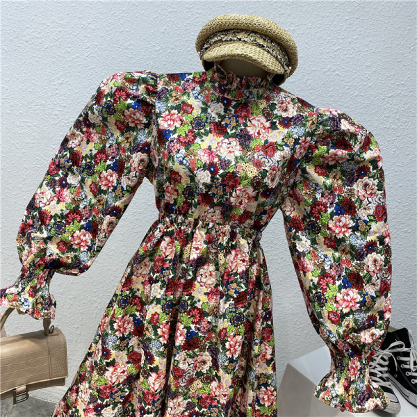 Актуална дамска рокля разкроен модел с широки ръкави и флорален десен