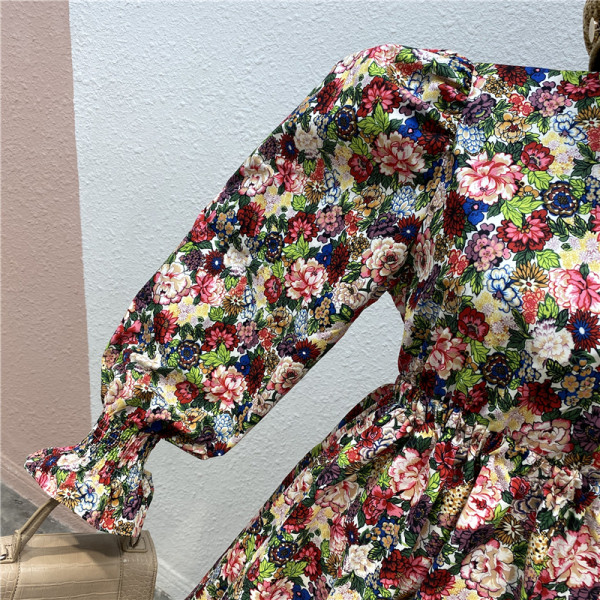 Актуална дамска рокля разкроен модел с широки ръкави и флорален десен