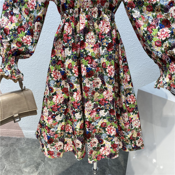 Актуална дамска рокля разкроен модел с широки ръкави и флорален десен