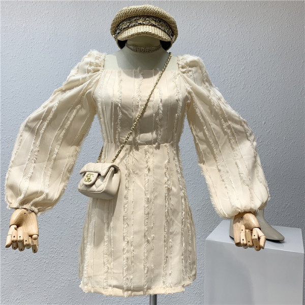 Модерна дамска рокля с квадратно деколте и широк ръкав в два цвята