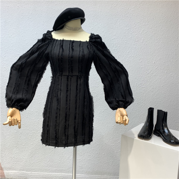 Модерна дамска рокля с квадратно деколте и широк ръкав в два цвята