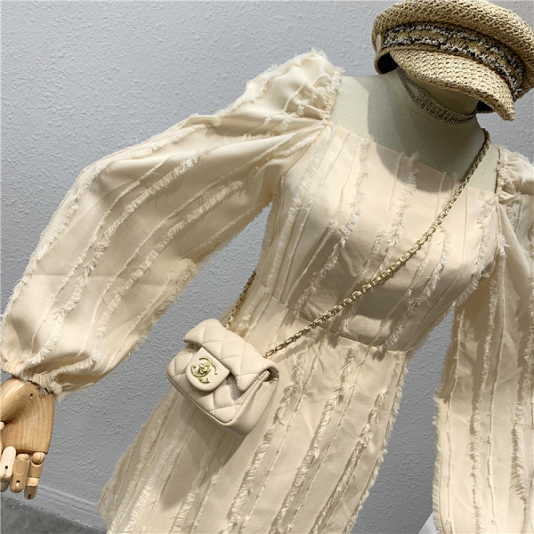 Модерна дамска рокля с квадратно деколте и широк ръкав в два цвята