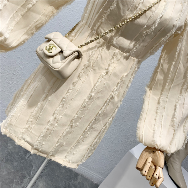 Модерна дамска рокля с квадратно деколте и широк ръкав в два цвята