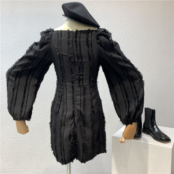 Модерна дамска рокля с квадратно деколте и широк ръкав в два цвята