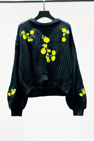 Модерен дамски пуловер с овално деколте,бродерия и широки ръкави