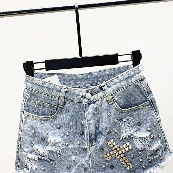 Нов модел къси дамски панталони с пулове и скъсани мотиви