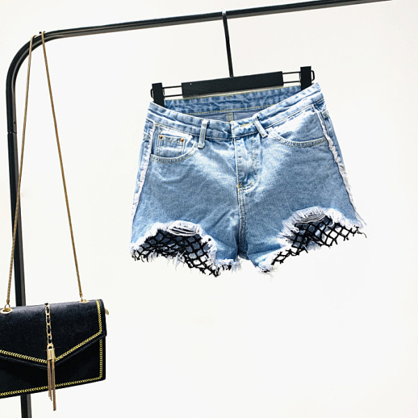 Къси дамски панталони със скъсани мотиви 
