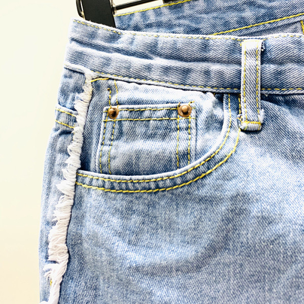 Къси дамски панталони със скъсани мотиви 