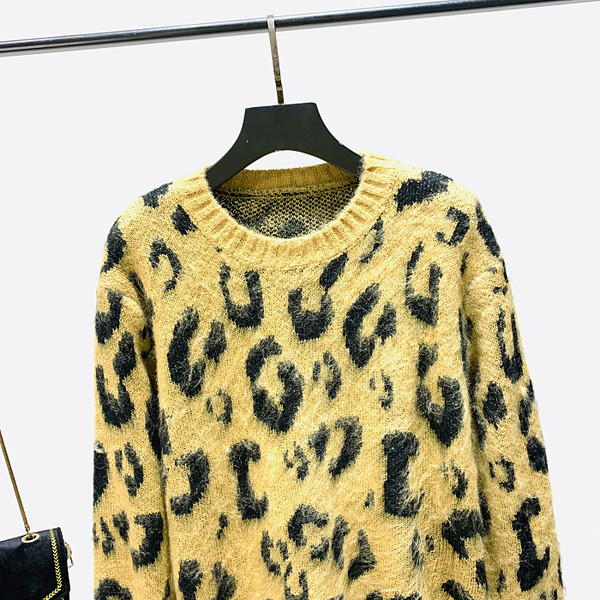 Moodne leopardimustriga talveks sobiv naiste kampsun