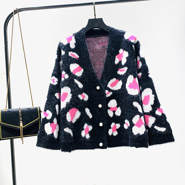 Нов модел дамска жилетка с леопардов десен и шпиц деколте