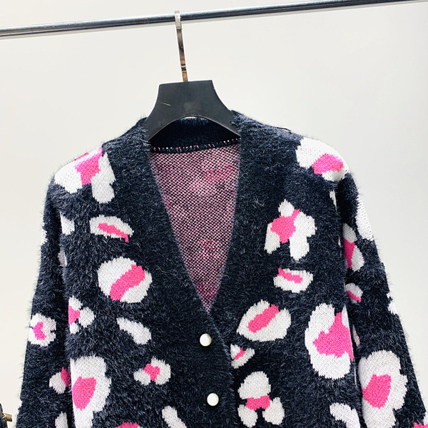 Нов модел дамска жилетка с леопардов десен и шпиц деколте