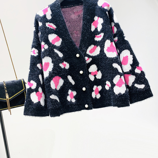 Нов модел дамска жилетка с леопардов десен и шпиц деколте