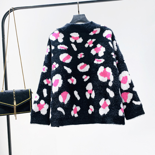 Нов модел дамска жилетка с леопардов десен и шпиц деколте