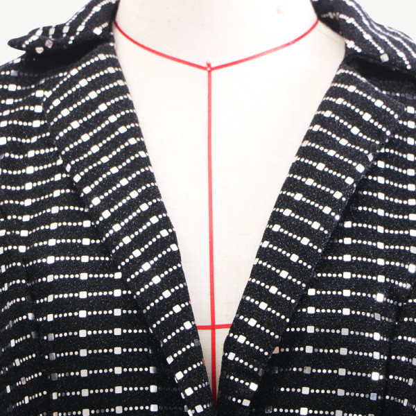 Elegantne naiste lühike litrite ja pikkade varrukatega kleit