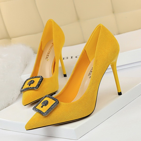 Елегантни дамски заострени обувки от еко велур с тънък ток и катарама