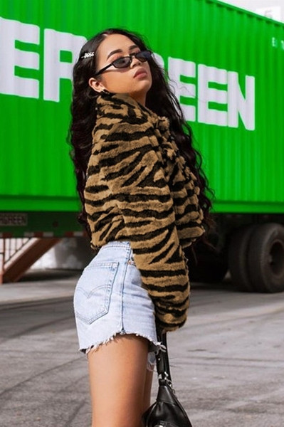 Късо дамско палто с животински десен и дълъг ръкав 