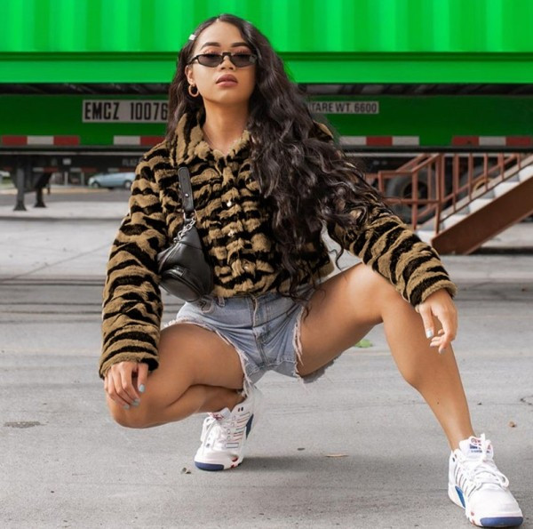 Късо дамско палто с животински десен и дълъг ръкав 