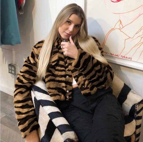 Късо дамско палто с животински десен и дълъг ръкав 