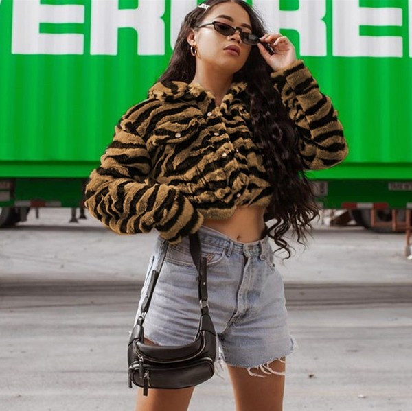 Късо дамско палто с животински десен и дълъг ръкав 