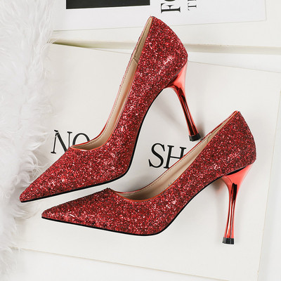 Elegáns női hegyes cipő 10 cm-es sarokkal, fényes hatással