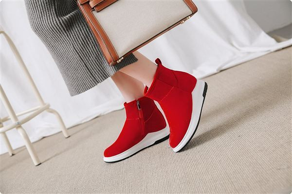 Meleg téli csizma eco velúrból, puha béléssel és cipzárral