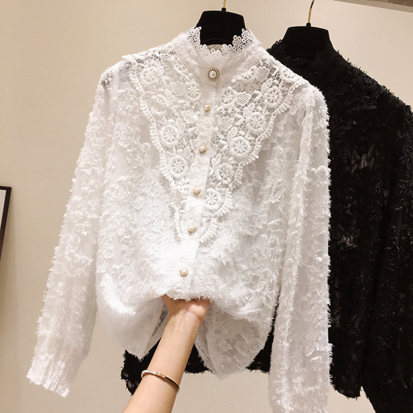 Modern női ing csipkével, gombokkal és alacsony gallérral