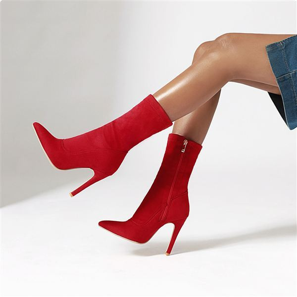 Elegáns csizma hegyes modell magassarkúval és cipzárral