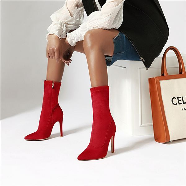 Elegáns csizma hegyes modell magassarkúval és cipzárral