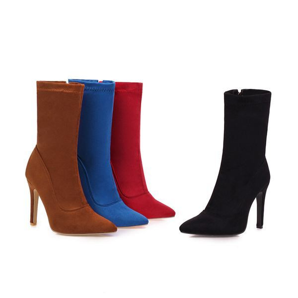 Elegáns csizma hegyes modell magassarkúval és cipzárral