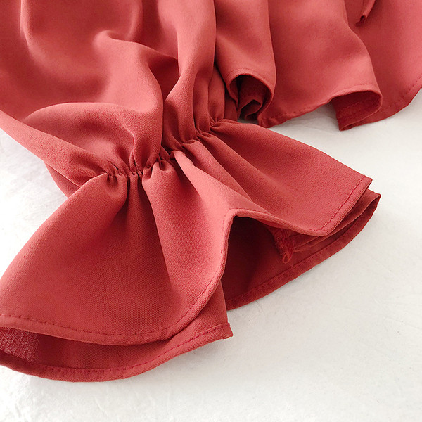 Modern női blúz pántokkal és hosszú ujjal