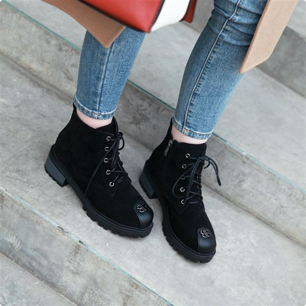 Öko velúrból készült tavaszi-őszi csizma fűzővel, lapos talppal