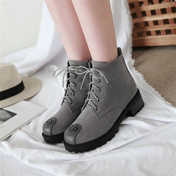 Öko velúrból készült tavaszi-őszi csizma fűzővel, lapos talppal