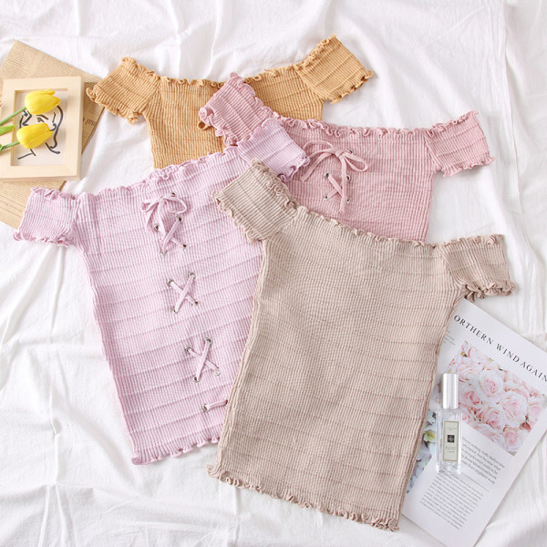 Moodne paljaste õlgade ja lipsudega naiste pluus