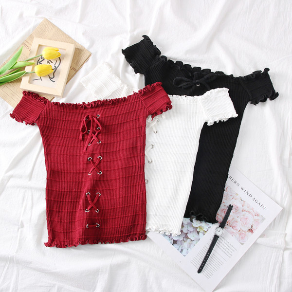 Moodne paljaste õlgade ja lipsudega naiste pluus