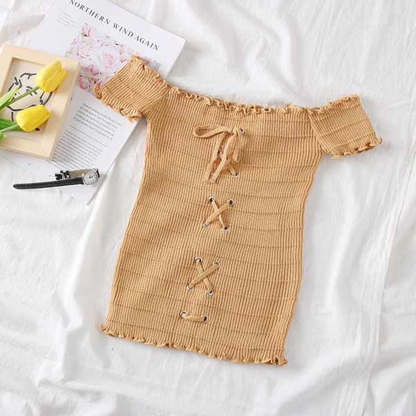 Moodne paljaste õlgade ja lipsudega naiste pluus