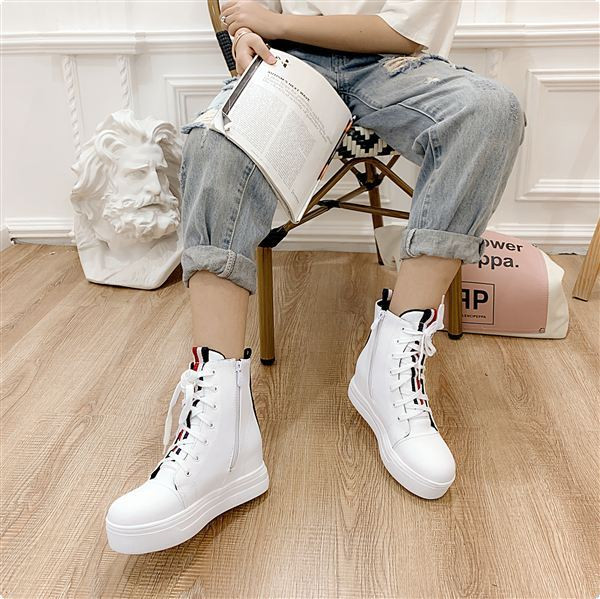 Napi magas tornacipő fűzővel és belső 5,5 cm-es platformmal