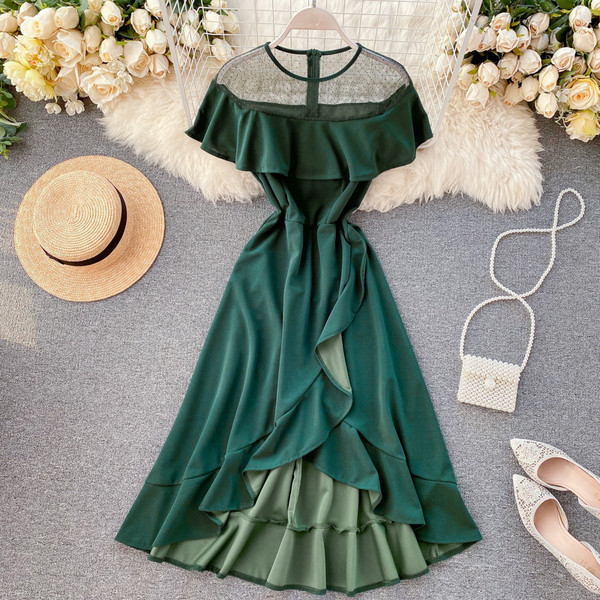 Стилна дамска рокля разкроен модел с обло деколте