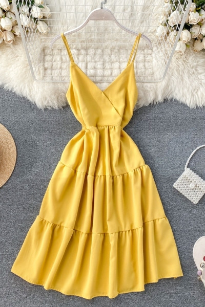 Modern női ruha vékony pántokkal és spitz nyakkivágással