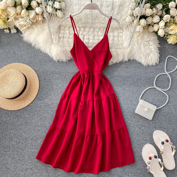 Modern női ruha vékony pántokkal és spitz nyakkivágással