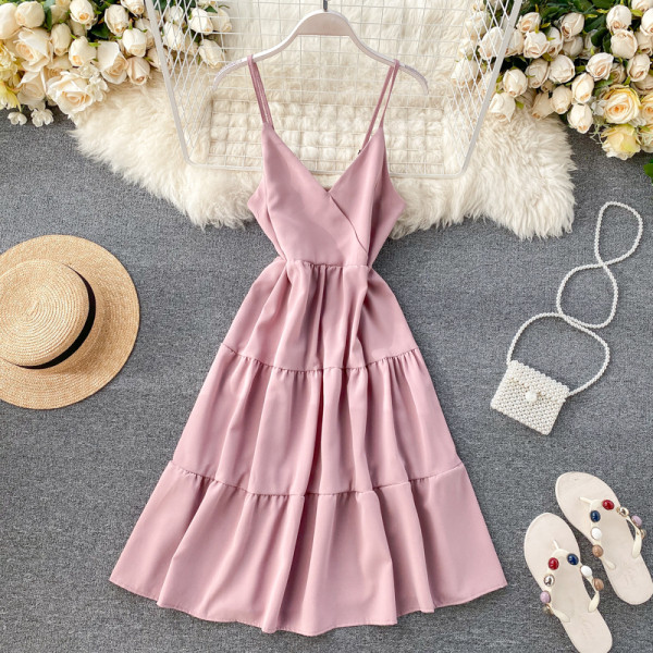 Modern női ruha vékony pántokkal és spitz nyakkivágással