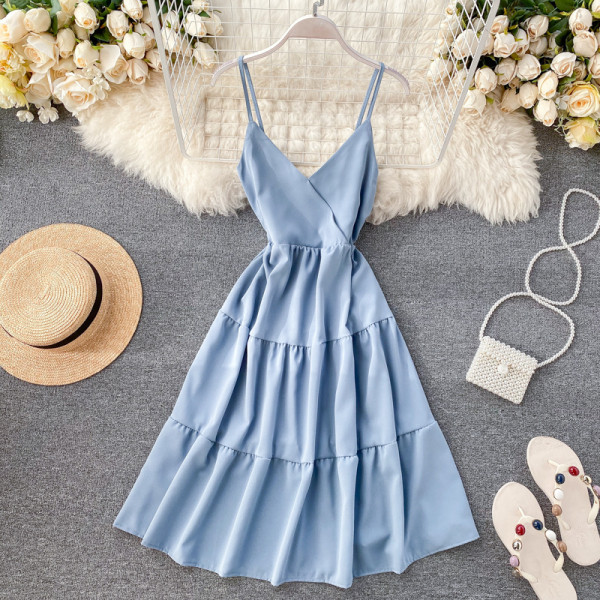 Modern női ruha vékony pántokkal és spitz nyakkivágással