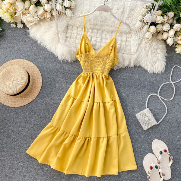 Modern női ruha vékony pántokkal és spitz nyakkivágással