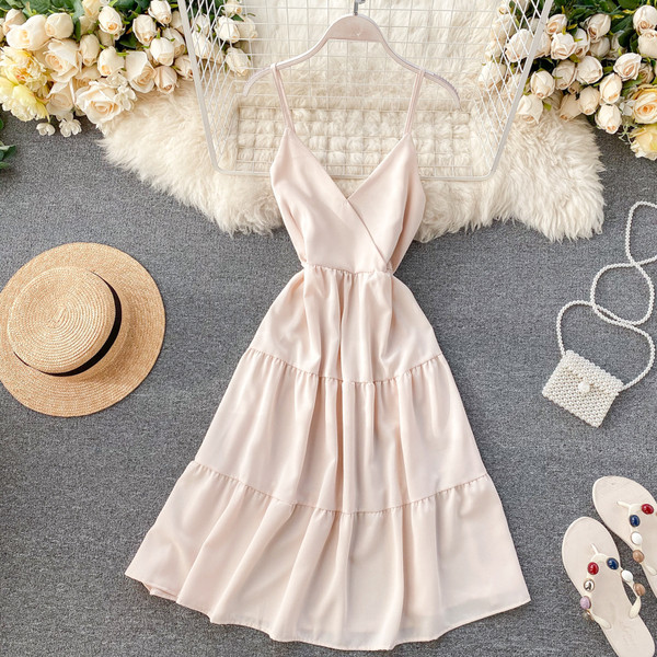 Modern női ruha vékony pántokkal és spitz nyakkivágással