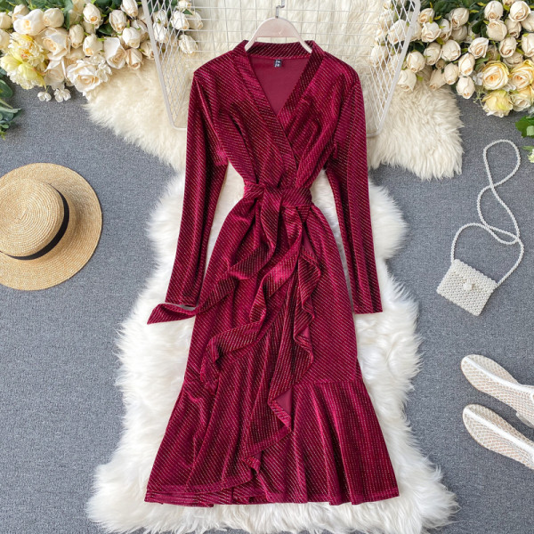 Női retro stílusú bársonyruha, hosszú ujjal és V-nyakkal