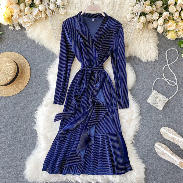 Női retro stílusú bársonyruha, hosszú ujjal és V-nyakkal